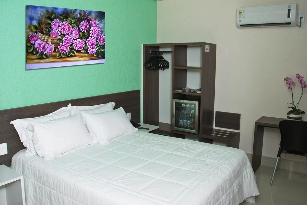 Hotel Saron Luziânia Buitenkant foto